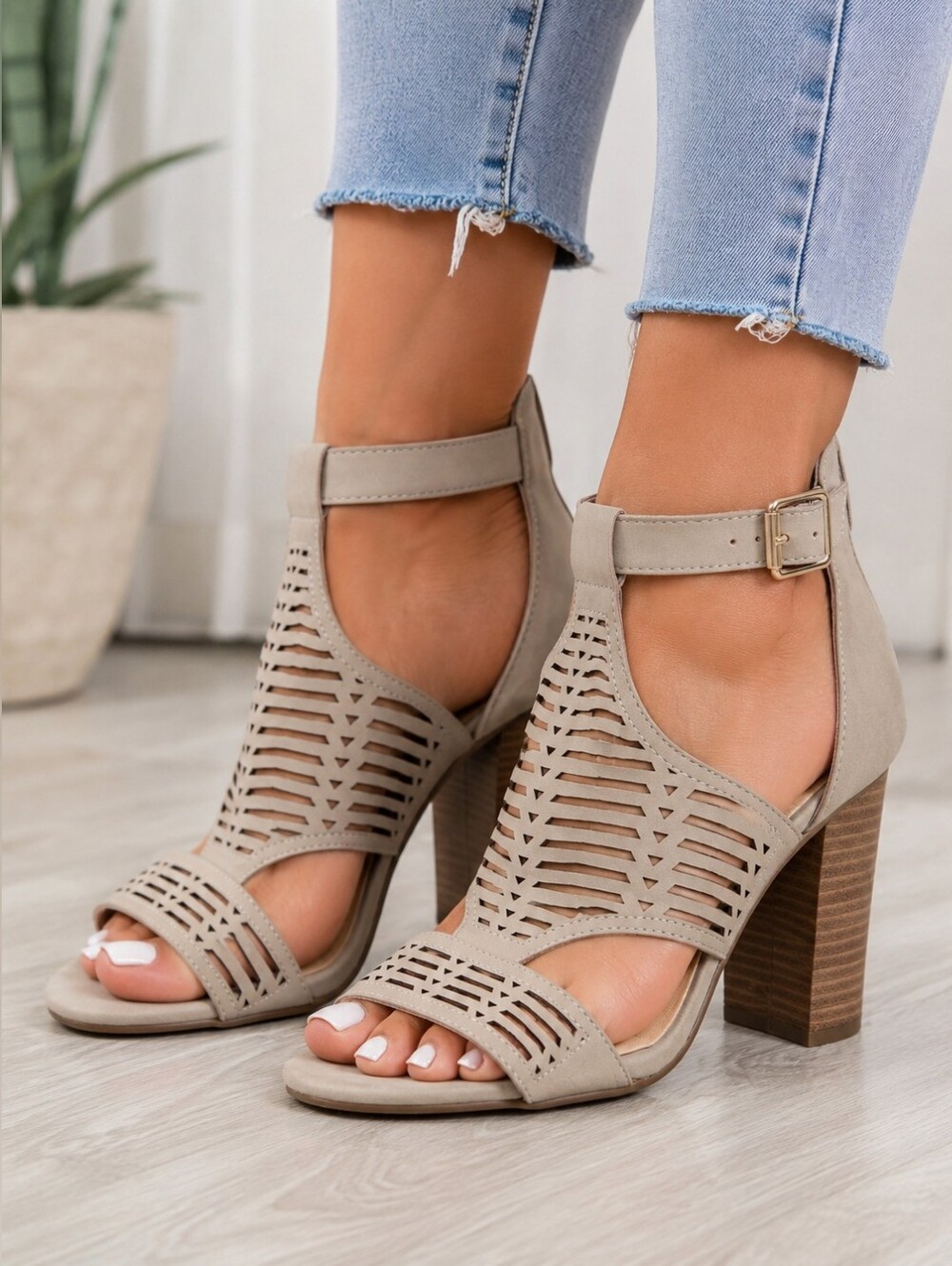 D Beige Laser Cut Cage Block Heel Sandals Size 8 🤎